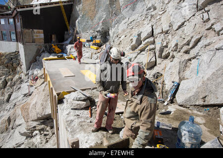 Spezialist für Bauarbeiter einen Erweiterungsbau auf der Aiguille Du Midi über Chamonix, Frankreich. Stockfoto