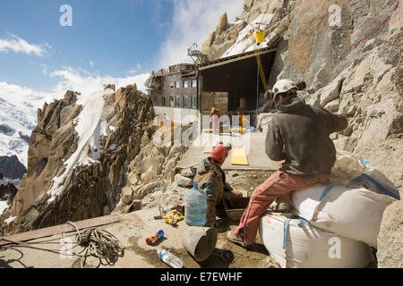 Spezialist für Bauarbeiter einen Erweiterungsbau auf der Aiguille Du Midi über Chamonix, Frankreich. Stockfoto