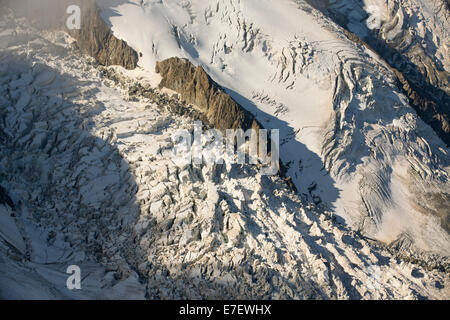 Mont Blanc und der Bossons-Gletscher von der Aiguille Du Midi, Frankreich. Stockfoto