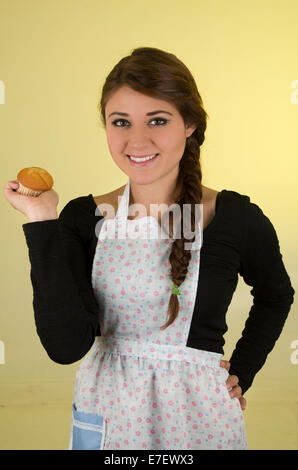 schöne junge Frau Chef Koch Bäcker Schürze tragen Stockfoto