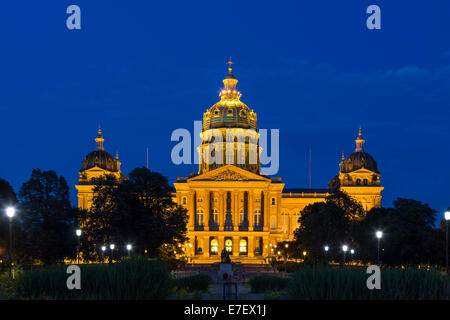 Die Iowa State Capital Building beleuchtet in der Nacht in Des Moines, Iowa, USA. Stockfoto