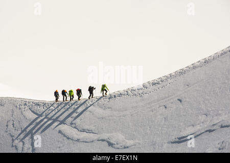 Bergsteiger auf der Arete im Vorfeld aus dem Vallée Blanche auf die Aiguille Du Midi über Chamonix, Frankreich. Stockfoto