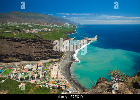 La Palma, Kanarische Inseln, Blick vom Aussichtspunkt Mirador el Time in Richtung Puerto de Tazacorte mit Chirned Sand Flecken auf den ocea Stockfoto