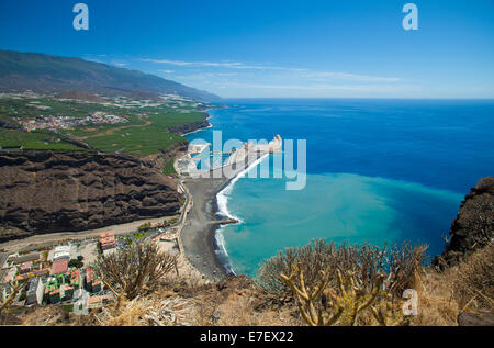 La Palma, Kanarische Inseln, Blick vom Aussichtspunkt Mirador el Time in Richtung Strand Puerto de Tazacorte mit Chirned Sand färben o Stockfoto