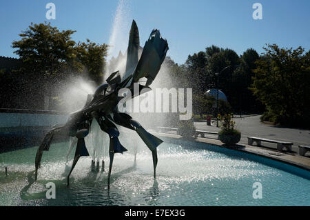 Haida Krabbenbrunnen aus Edelstahl vor dem H.R. MacMillan Space Center und dem Museum of Vancouver im Vanier Park, Vancouver, BC, Stockfoto