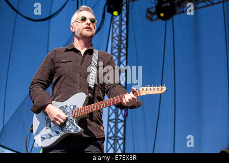 Chicago, Illinois, USA. 14. Sep, 2014. Musiker BILLY BRAGG tritt 2014 Riot Fest-Musik-Festival im Humboldt Park in Chicago, Illinois © Daniel DeSlover/ZUMA Draht/Alamy Live News Stockfoto