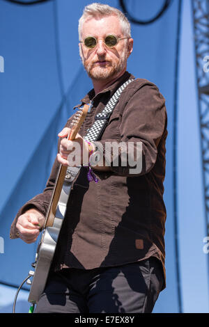 Chicago, Illinois, USA. 14. Sep, 2014. Musiker BILLY BRAGG tritt 2014 Riot Fest-Musik-Festival im Humboldt Park in Chicago, Illinois © Daniel DeSlover/ZUMA Draht/Alamy Live News Stockfoto