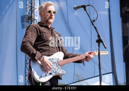 Chicago, Illinois, USA. 14. Sep, 2014. Musiker BILLY BRAGG tritt 2014 Riot Fest-Musik-Festival im Humboldt Park in Chicago, Illinois © Daniel DeSlover/ZUMA Draht/Alamy Live News Stockfoto