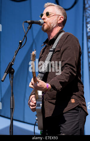 Chicago, Illinois, USA. 14. Sep, 2014. Musiker BILLY BRAGG tritt 2014 Riot Fest-Musik-Festival im Humboldt Park in Chicago, Illinois © Daniel DeSlover/ZUMA Draht/Alamy Live News Stockfoto