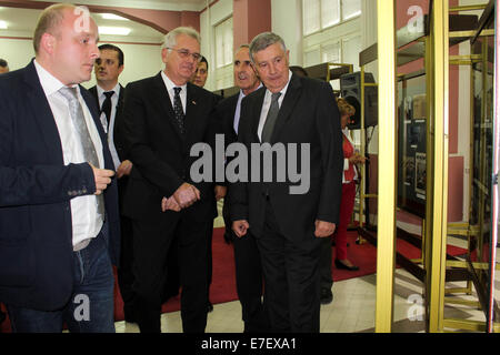 (140916) - Belgrad, 16. September 2014 (Xinhua)--Serbian President Tomislav Nikolic (C) schaut die Archivierung von Dokumenten in der Ausstellung "Junges Bosnien und das Attentat von Sarajevo" mit Nebojsa Radmanovic(R), Mitglied von Bosnien und Herzegowina dreigliedrigen Präsidentschaft und der Autor der Ausstellung, Historiker Bojan Stojnic (L) am Gebäude des Archivs Jugoslawien in Belgrad, 15. September 2014. Historische Dokumente, die in der Ausstellung in Belgrad am Montag angezeigt dargestellt 1914 Sarajevo Assassinen als Freiheitskämpfer bis zum ersten Weltkrieg führte. (Xinhua/Nemanja Cabric) Stockfoto