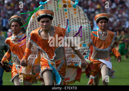 Tegucigalpa, Honduras. 15. Sep, 2014. Schüler nehmen Teil an einer Veranstaltung zum 193. Jahrestag von Independence Day von Honduras, an die nationalen Stadion Tegucigalpa in Tegucigalpa, Honduras, am 15. September 2014. Bildnachweis: Rafael Ochoa/Xinhua/Alamy Live-Nachrichten Stockfoto