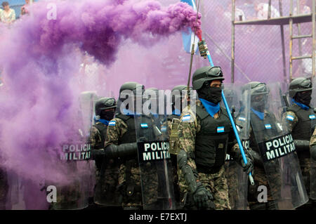 Tegucigalpa, Honduras. 15. Sep, 2014. Mitglieder der Militärpolizei öffentlichen Ordnung nehmen Teil an einer Veranstaltung zum 193. Jahrestag von Independence Day von Honduras, an die nationalen Stadion Tegucigalpa in Tegucigalpa, Honduras, am 15. September 2014. Bildnachweis: Rafael Ochoa/Xinhua/Alamy Live-Nachrichten Stockfoto