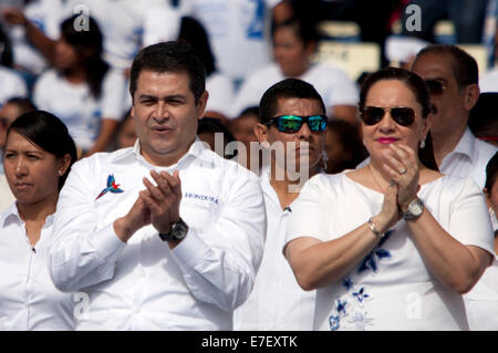 Tegucigalpa, Honduras. 15. Sep, 2014. Honduras Präsident Juan Orlando Hernandez (L, vorn) und seine Frau Ana Pineda de Hernandez (R, vorne), nehmen Sie Teil an einer Veranstaltung zum 193. Jahrestag von Independence Day von Honduras, an die nationalen Stadion Tegucigalpa in Tegucigalpa, Honduras, am 15. September 2014. Bildnachweis: Rafael Ochoa/Xinhua/Alamy Live-Nachrichten Stockfoto