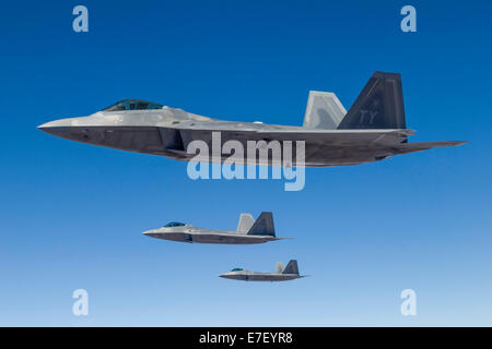 Drei US-Air Force f-22 Raptor Kreuzfahrt über Nevada. Stockfoto