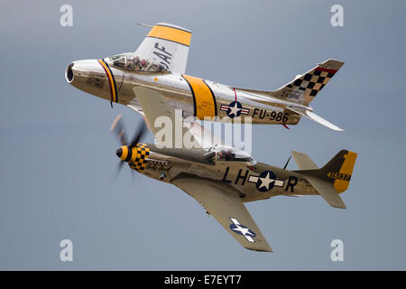 Eine p-51 Mustang und f-86 Sabre der Warbird Heritage Foundation tragen, ein Erbe übergeben in Waukegan, Illinois. Stockfoto