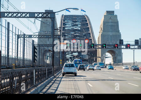 Datenverkehr über die Sydney Harbour Bridge. Stockfoto