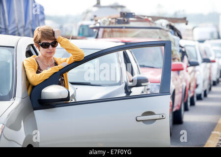 Frustriert mittleren gealterten Hispanic Frau in einem Stau stecken. Stockfoto