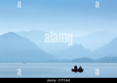 Angeln am See Derwent Wasser, Cumbria, England Stockfoto