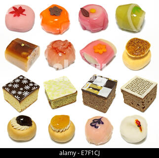 Verschiedene koreanische traditionelle Kuchen auf weißem Hintergrund Stockfoto