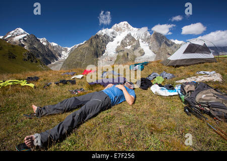 Wanderer auf die Tour de Mont Blanc ruhen und trocknen nasse Ausrüstung auf ihrem Campingplatz beim Aufstieg aus dem Vallon De La Lex Blanche in Italien unter Mont Blanc. Stockfoto