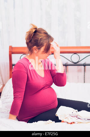 Schwangere Frau Verpackung Krankenhausbeutel Arbeit vorbereiten Stockfoto