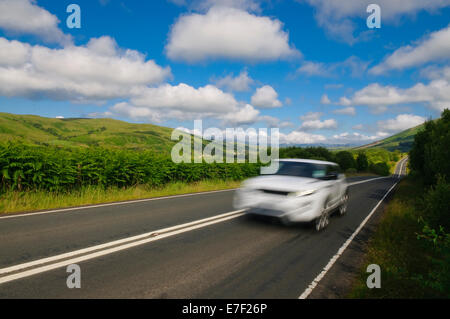 Beschleunigung Auto-Onmountain-Straße im Hochland, Schottland. Stockfoto