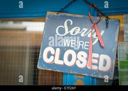 Es tut uns leid wir an Bord auf der Tür shop in Devon, Großbritannien geschlossen sind. Stockfoto