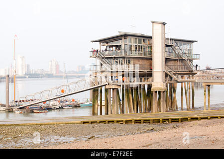 Greenwich Yacht Club (GYC) Klubhaus auf der Themse, London, der auf Stelzen ist Stockfoto