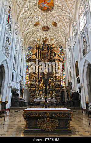 Hauptaltar, Pfarrkirche Mariä Himmelfahrt der Jungfrau Maria, eingeweiht im Jahre 1466, Landsberg am Lech, Bayern, Deutschland Stockfoto