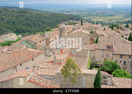 Blick über die Dächer von Le Barroux, Vaucluse, Provence-Alpes-Côte d ' Azur, Südfrankreich, Frankreich Stockfoto