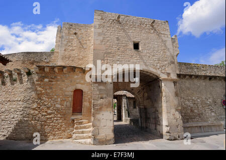 Historische Porte Notre-Dame-Stadttor, Pernes Les Fontaines, Vaucluse, Provence-Alpes-Cote d ' Azur, Südfrankreich, Frankreich Stockfoto