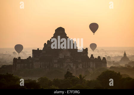 Heißluftballons über die Landschaft in den frühen Morgenstunden Nebel, Dhammayangyi Tempel, Stupas, Pagoden, Tempel-Komplex Stockfoto