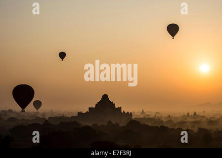 Heißluft Ballons über die Landschaft im Nebel am frühen Morgen, Sonnenaufgang, Dhammayangyi Tempel, Stupas, Pagoden, Tempel-Komplex Stockfoto