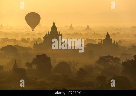 Heißluft-Ballon über die Landschaft im Morgennebel, Tempel, Stupas, Pagoden, Tempelkomplex, Plateau von Bagan Stockfoto