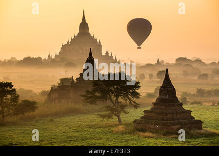 Heißluft-Ballon über die Landschaft in den frühen Morgenstunden Nebel, Sulamani Tempel, Stupas, Pagoden, Tempel-Komplex, Plateau von Bagan Stockfoto