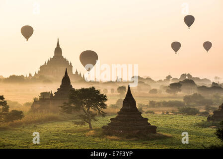 Heißluftballons über die Landschaft in den frühen Morgenstunden Nebel, Sulamani Tempel, Stupas, Pagoden, Tempel-Komplex, Plateau von Bagan Stockfoto