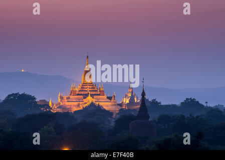 Ananda-Tempel, vergoldete Turmstruktur oder Shikhara, Thatbyinnyu Tempel, Pagoden, Stupas, Sonnenuntergang, Plateau von Bagan, Tempelanlage Stockfoto