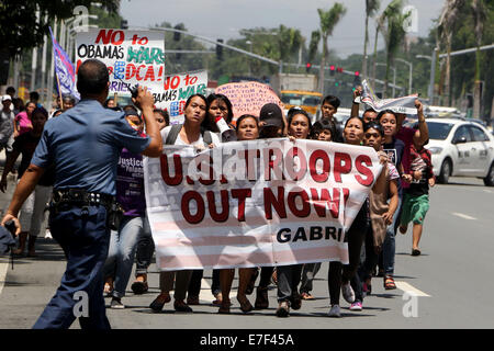 Manila, Philippinen. 16. September 2014. Zum 23. Jahrestag der Aufhebung des RP-militärische Basen zwischen pfählte Mitglieder der Frauengruppe Gabriela der US-Botschaft vor US-Botschaft in Manila zu verschreien US Rebase auf den Philippinen. Bildnachweis: Gregorio B. Dantes Jr./Pacific Press/Alamy Live-Nachrichten Stockfoto