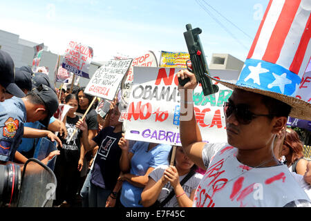 Manila, Philippinen. 16. September 2014. Zum 23. Jahrestag der Aufhebung des RP-militärische Basen zwischen pfählte Mitglieder der Frauengruppe Gabriela der US-Botschaft vor US-Botschaft in Manila zu verschreien US Rebase auf den Philippinen. Bildnachweis: Gregorio B. Dantes Jr./Pacific Press/Alamy Live-Nachrichten Stockfoto