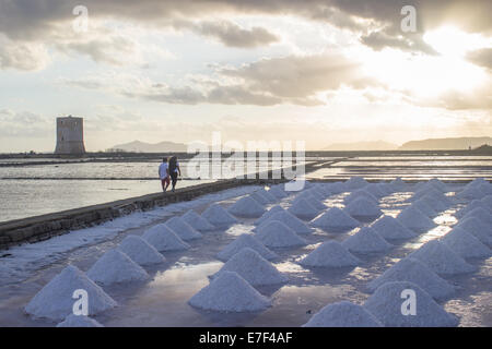 Salz Grabhügel "Salzwiesen" Sonnenuntergang Menschen Tourismus Reisen Touristen Ernte sonnige Sommer "Meersalz" Nubien "Ägadischen Inseln" Sizilien Stockfoto