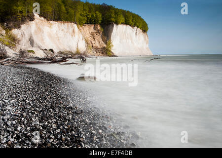 Surfen, steile Küste mit Kreidefelsen im Nationalpark Jasmund, Weltkulturerbe, Rügen Stockfoto