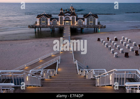 Beleuchtete Sellin Pier, Insel Rügen, Mecklenburg-Western Pomerania, Deutschland Stockfoto