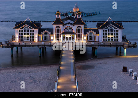 Beleuchtete Sellin Pier, Insel Rügen, Mecklenburg-Western Pomerania, Deutschland Stockfoto