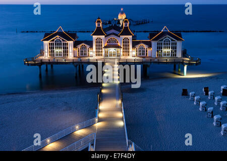 Beleuchtete Sellin Pier, Insel Rügen, Mecklenburg-Western Pomerania, Deutschland Stockfoto