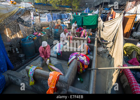 Arbeiter sind bei Mahalaxmi Dhobi Ghat, Wäsche Bezirk von Mumbai, Maharashtra, Indien Kleidung waschen. Stockfoto