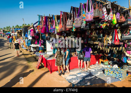 Bunte Taschen zum Verkauf an den wöchentlichen Flohmarkt, Anjuna, Goa, Indien Stockfoto