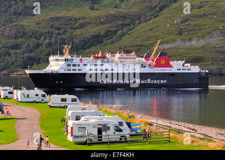 Die Fähre von Stornoway, Isle of Lewis auf den äußeren Hebriden, Segeln vorbei an einem Campingplatz, Loch Broom in Richtung Ullapool, Caithness Stockfoto