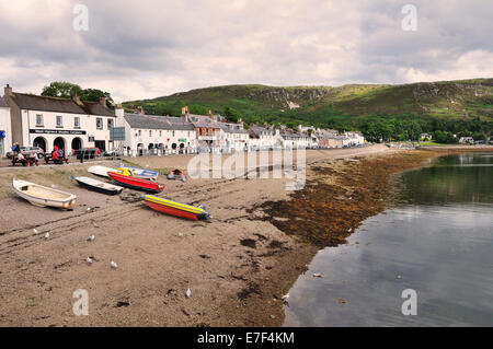 Boote am Strand von Shore Street, Ullapool, Caithness, Sutherland und Ross, Schottisches Hochland, Schottland, Vereinigtes Königreich Stockfoto