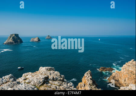 Klippen und felsige Landschaft mit dem Atlantik am Pointe de Penhir, Camaret-Sur-Mer, Département Finistère, Bretagne, Frankreich Stockfoto