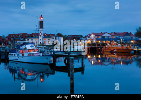 Hafen und Timmendorfer Leuchtturm in der Abenddämmerung, Timmendorf, Poel, Mecklenburg-Western Pomerania, Deutschland Stockfoto